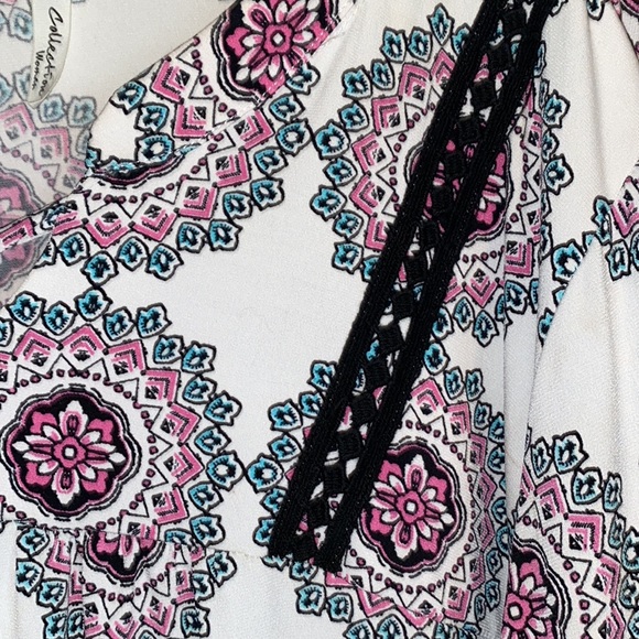 Beautiful bell sleeve blouse - Picture 6 of 7